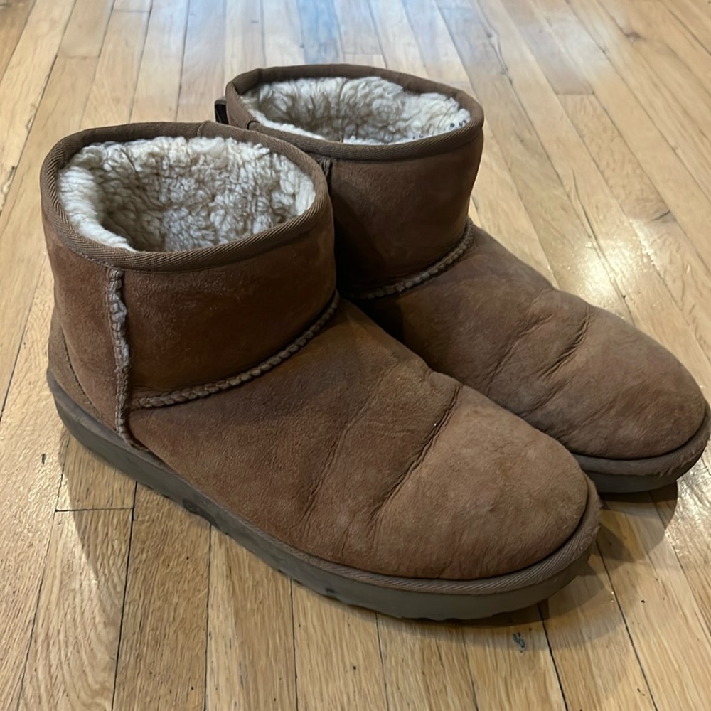 UGG mini classics  size 10
